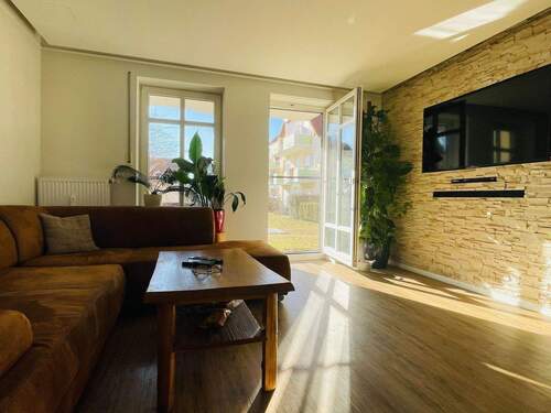 heller Wohnbereich mit Austritt auf Terrasse - Ruhig gelegene 3-Raum-Wohnung mit Terrasse & TG-Stellplatz