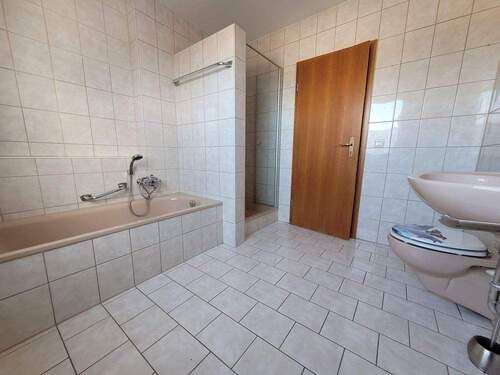 mit Wanne und Dusche - 