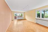 Geräumiges, helles Wohnzimmer - 4 Zimmer Etagenwohnung zum Kaufen in Fürth