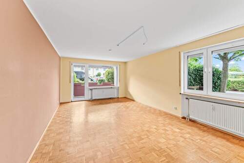 Geräumiges, helles Wohnzimmer - 4 Zimmer Etagenwohnung zum Kaufen in Fürth