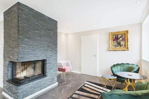 Wohnbereich mit Kamin - 5 Zimmer Einfamilienhaus in Brunnthal