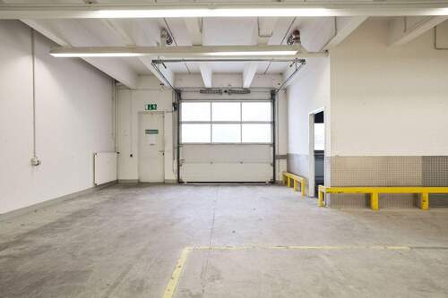 Attraktive Büro-Lager-Kombination mit ebenerdigem Rolltor - 