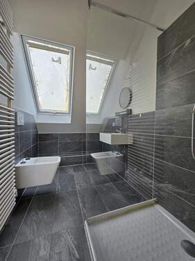 modernes Duschbad mit Fenster - 