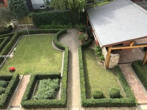 Der Garten mit Mülltonnenhaus - 