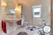 Badezimmer im Dachgeschoss - 