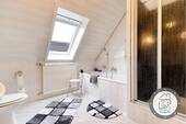 Badezimmer im Dachgeschoss - 
