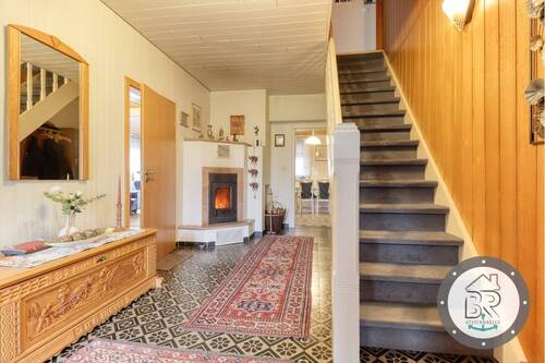 Wärme und Ruhe: Der Flur mit Kamin als Ankerpunkt - Einfamilienhaus mit 163,00 m&sup2; in Mittelstenahe zum Kaufen