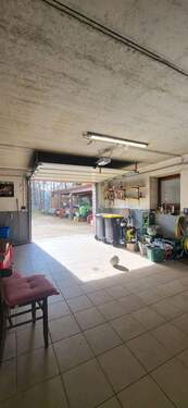 Sehr große Garage mit seperater Werkstatt - 