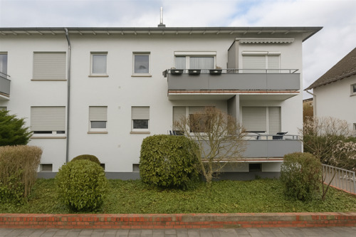 Haus Vorderseite - Top sanierte 2-Zimmer-Wohnung mit Balkon & Stellplatz im 6-Parteienhaus