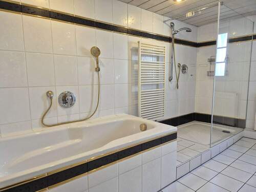 Badezimmer - Vorderhaus - 