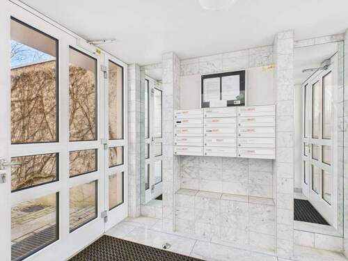 Hauseingang - 1 Zimmer Etagenwohnung in München