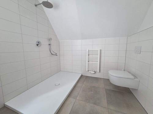 mit Dusch, WC und Handtuchheizkörper - 