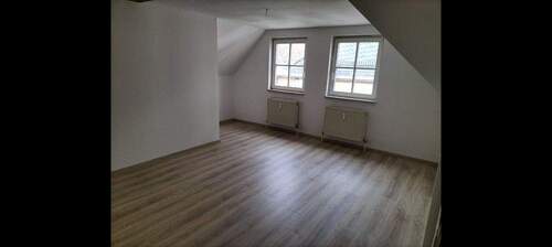 Wohnzimmer - gemütliche 3-Zimmer Wohnung am Kirchplatz Crimmitschau, Laminat vor 2 Jahen erneuert! ab 01.06.2026