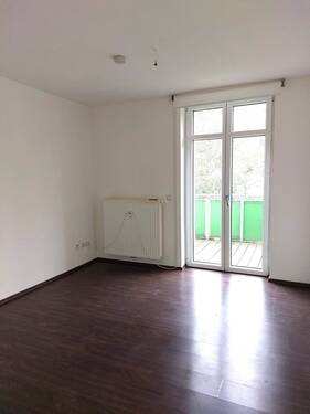 Beispiel Wohnzimmer mit Blick zum Balkon - 
