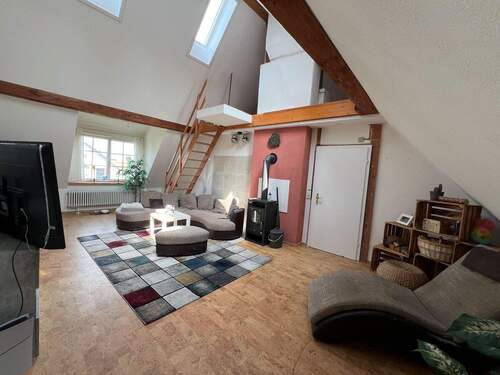 Wohnzimmer mit Treppe nach oben .jpg - Bad Krozingen-Biengen: EinZweifamilienhaus mit viel Platz und Garten mit Einliegerwohnung für Mehr-Generationen-Wohnen oder zwei getrennten Einheiten