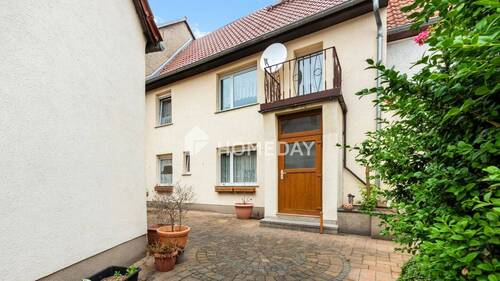 Außenansicht 3 - Gepflegte DHH mit Garage, Innenhof, Balkon und Ausbaupotenzial in ruhiger Lage