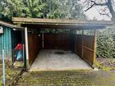 Der Carport direkt neben dem Haus. - 
