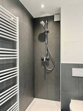 Modernes innenliegendes Badezimmer - Etagenwohnung mit 69,00 m&sup2; in Hildesheim zum Kaufen