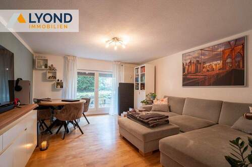 Wohnzimmer - Diese schöne zwei Zimmer Wohnung mit Terrasse sucht Sie als neuen Eigentümer!