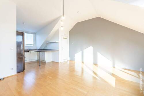 Lichtdurchfluteter Wohnbereich - 2 Zimmer Etagenwohnung in München