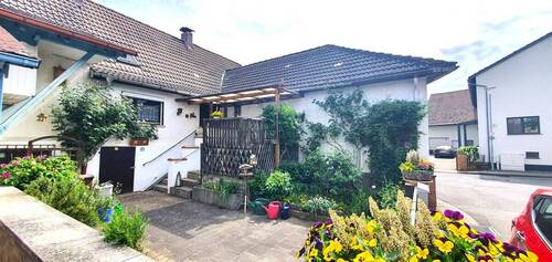 Aussenansicht - Von außen klein, innen ein echtes Raumwunder! Familienhaus mit Herz und Potenzial