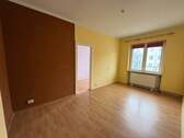 Wohnzimmer mit Blick in das halbe Zimmer - 1 Zimmer Etagenwohnung in Hamburg