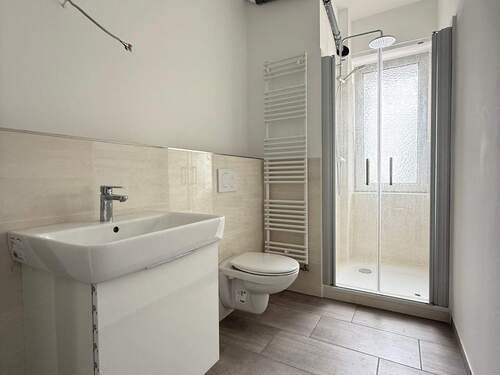 Modernes Duschbad mit Fenster - 