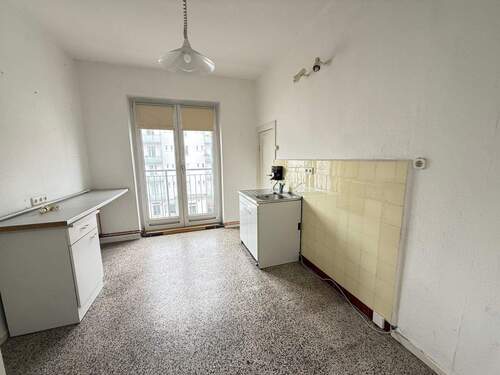 Wohnküche mit Speisekammer und Balkon - 