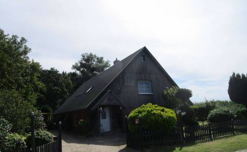 16. Nordostansicht des Hauses mit Hausauffahrt.JPG - Belum bei Nordseebad Otterndorf Ein - Zweifamilienhaus mit Nebengebäude sowie Carport und kleiem Waldgrundstück.