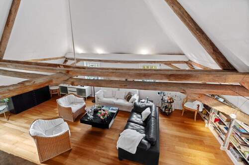 Blick auf den Loungebereich DG - 5 Zimmer Etagenwohnung in Düsseldorf