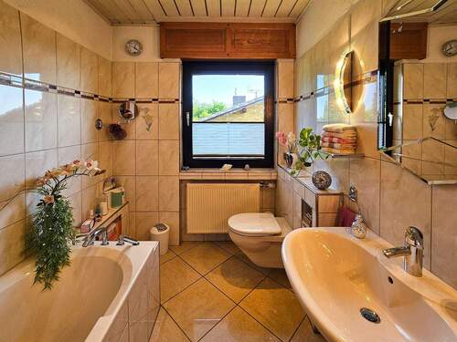 Badezimmer EG - Einfamilienhaus mit 128,00 m² in Hennef zum Kaufen
