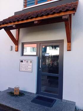 Eingang in das gepflegte Treppenhaus - 3 Zimmer Etagenwohnung zum Kaufen in Deggenhausertal