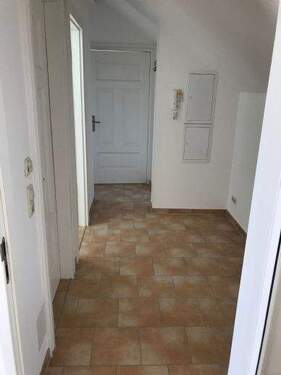 Der Flur mit Blick zur Eingangstür - 