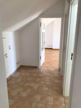 Der Flur mit Blick zum Wohnzimmer - 