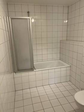 Bad mit Wanne - 