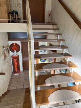 Treppe zum 1. OG - 1 Zimmer Mehrfamilienhaus, Wohnhaus in Bruchmühlbach-Miesau