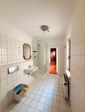 Badezimmer mit Dusche und Fenster - 