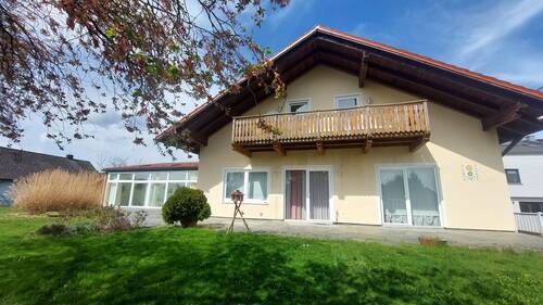 Gartenansicht.jpg - Großzügiges Haus aus 1990, 3 Wohnungen mit ca. 396 m² Wohnfläche, Indoor-Pool, 3 Garagen und Carport und 1190m² Grundstück in Irchenrieth zu verkaufen