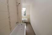 Beispiel Bad mit Wanne - Auf Wolke 7...helle 2-RW mit Wanne u. Balkon!!!