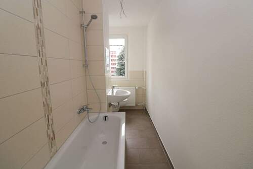 Beispiel Bad mit Wanne - Auf Wolke 7...helle 2-RW mit Wanne u. Balkon!!!