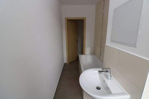 Beispiel Bad mit Wanne - 2 Zimmer Etagenwohnung zur Miete in Freiberg