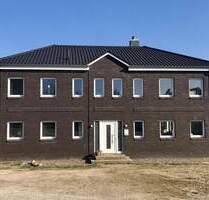 Modernes Landanwesen (Bj. 2021) mit Wohnhaus, Halle, Bauland und ca. 4 ha Land - Grammdorf