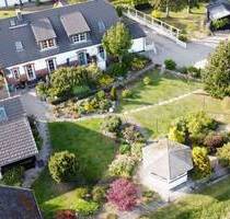 Romantisches Anwesen auf großem Grundstück – mit Wohnhaus und zwei separaten Nebengebäuden zum Wohnen und Vermieten… - Sagard Neddesitz