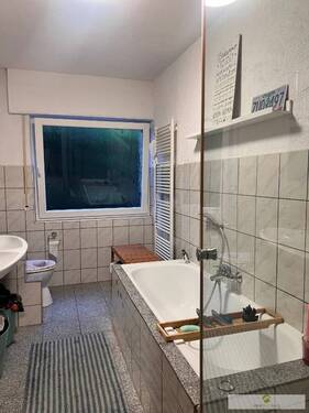 Tageslicht-Dusch-Wannen-Bad im Obergeschoss - 