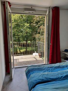 Schlafzimmer, Blick zum Park - 2 Zimmer Etagenwohnung in Tübingen