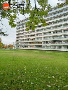 Rückansicht Haus - Karlsfeld, Rathausstr. top Familienwohnung mit ca. 79 m² Wfl.große Loggia, Wohnküche, Lift, Keller