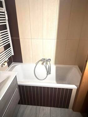 Bad Badewanne mit Handtuchhalter - 