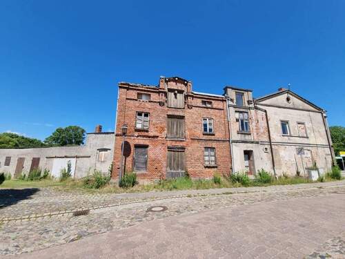Hausansicht - 1 Zimmer Mehrfamilienhaus, Wohnhaus zum Kaufen in Garz/Rügen