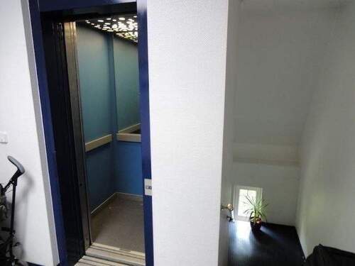 Fahrstuhl und Treppenhaus - 