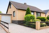 Hausansicht mit Einfahrt - Einfamilienhaus mit 130,00 m&sup2; in Velpke zum Kaufen